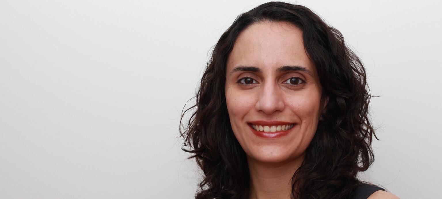 Foto von Lilian Rolim vor neutralen Hintergrund